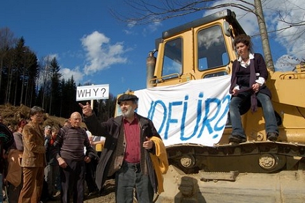 Glaskünstler Erwisch Eisch demonstriert gegen Straßenausbau im Frauenauer Wald